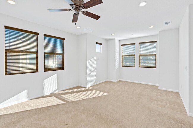 Building Photo - 2 bed 2.5 bath + Bonus Room Newer Construction Home Available Now!