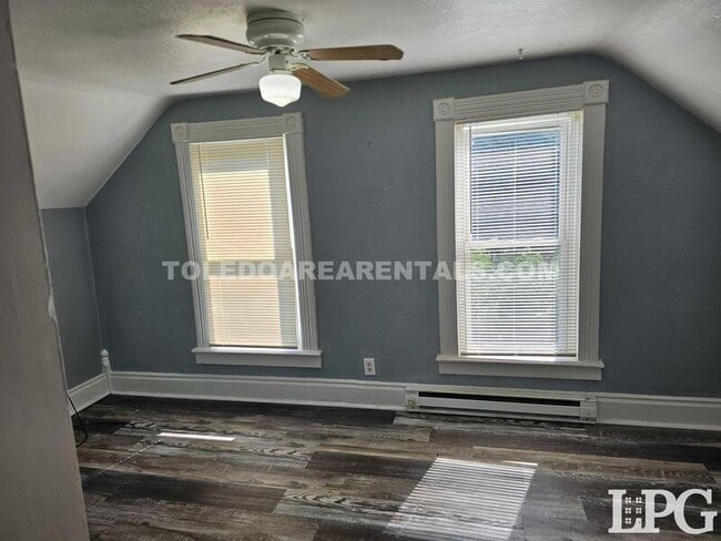 Building Photo - 5520 N Summit St