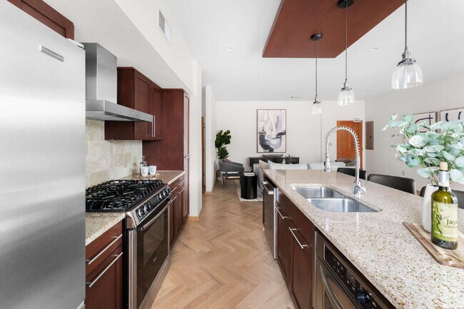 Building Photo - Sophisticated Living on Barton Springs