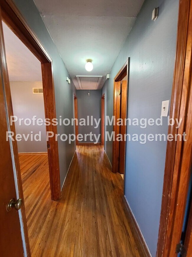 Building Photo - Large 3 bed 1.5 bath!