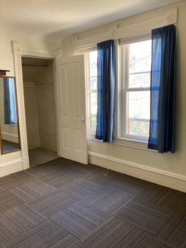 Building Photo - Three Bedroom Single-Family Home Close To ...