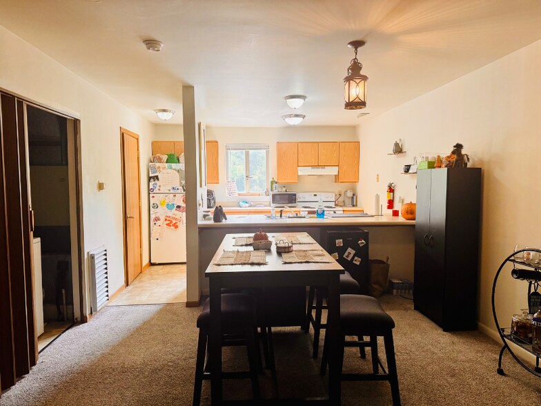 Primary Photo - 302 S Busey Ave