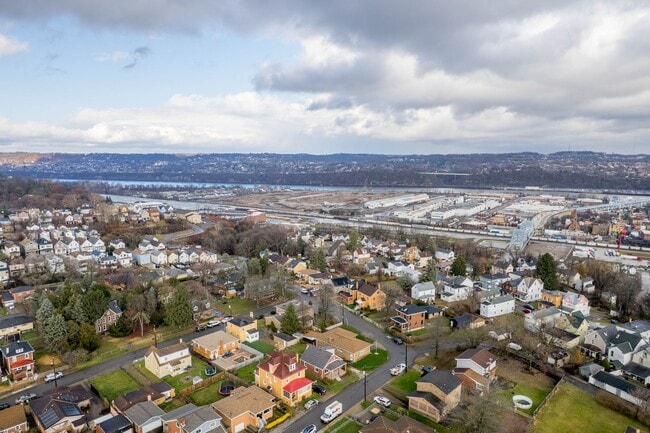 Building Photo - Don’t miss this! Beautifully RENOVATED 3 bedroom in Stowe!!