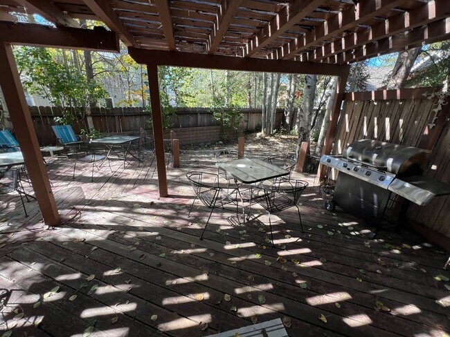 Building Photo - Large furnished 4 bedroom home with 2 car ...