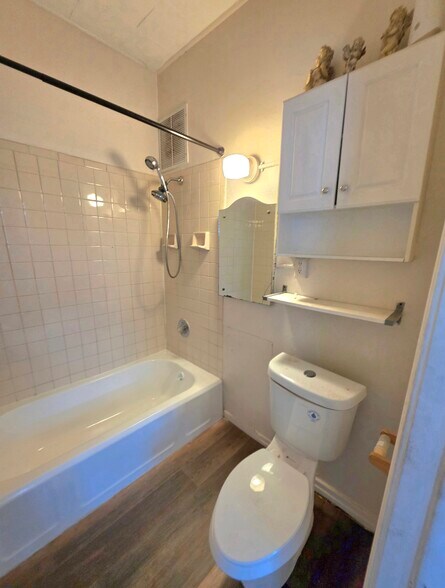 Building Photo - 2218 E Eden Pl