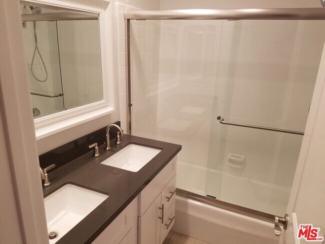 Building Photo - 827 2nd St