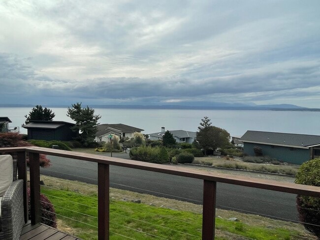 Building Photo - Windmill Heights Home With Community Beach...