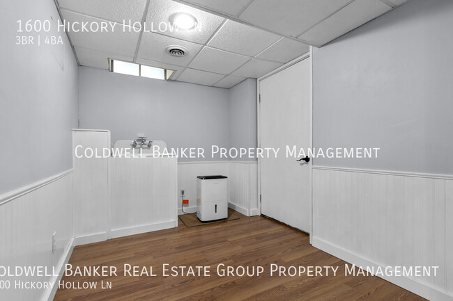 Building Photo - 1600 Hickory Hollow, Menasha