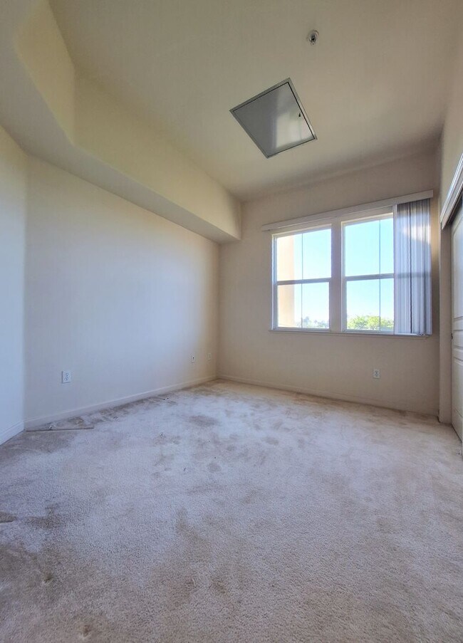 Building Photo - Beautiful 2bd Condo In Gated Community With Pool, Gym, and In-unit Laundry!