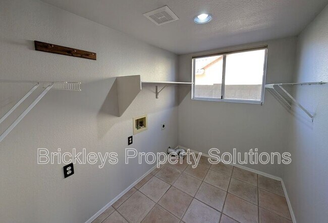 Building Photo - 2340 W Myrtle Dr