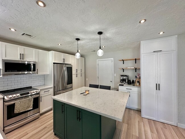 Building Photo - Remodeled