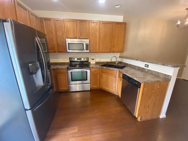 Building Photo - Beautiful 2 Bedroom 2 1/2 Bath Townhome in...