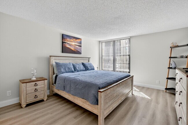 Building Photo - 8 Royal Palm Way