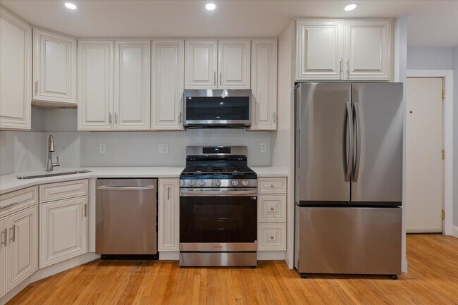 Building Photo - 1441 W Farwell Ave
