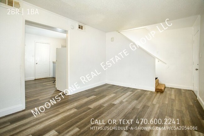 Building Photo - Spacious 2-story townhome apartment in Eas...