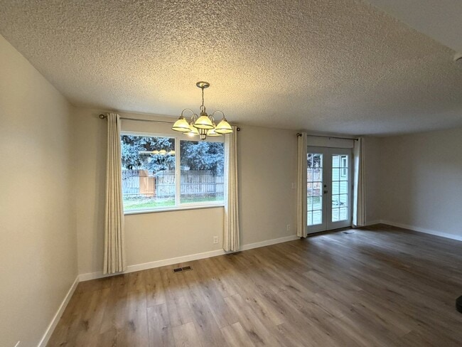 Building Photo - Beautiful 4 bed 2 bath home in Boise just off E Bergeson St