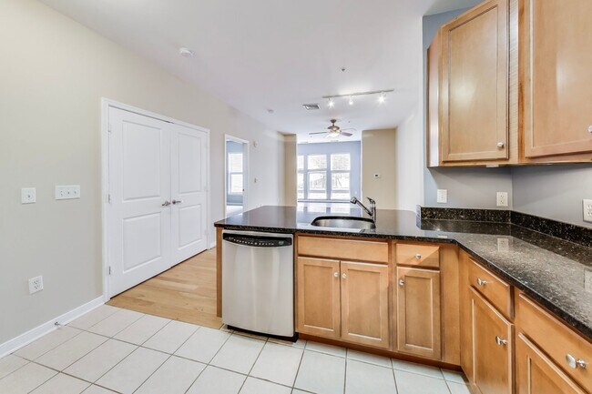 Building Photo - Luxury 1BD/1BA condo steps to SS METRO