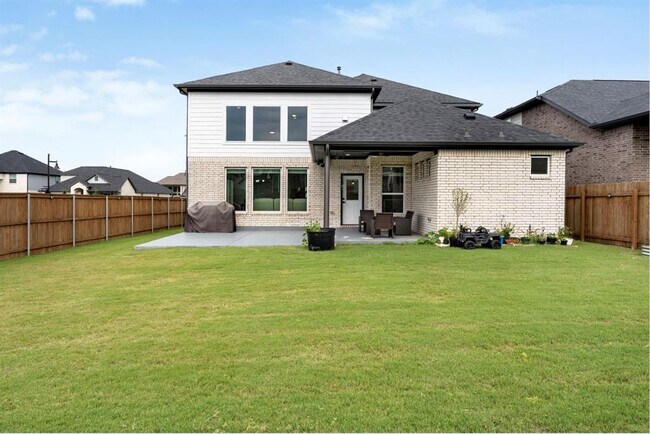 Building Photo - 300 Hollister Dr