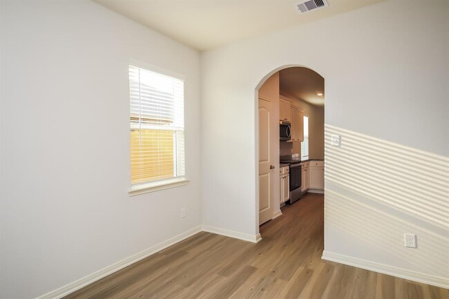 Building Photo - 25326 Shadowdale Dr