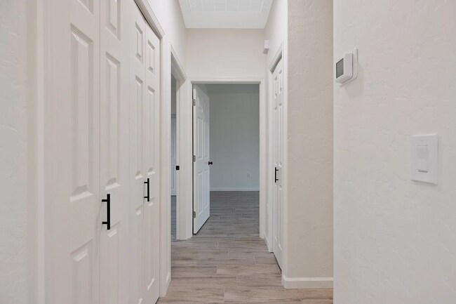 Building Photo - 601 E 10th St