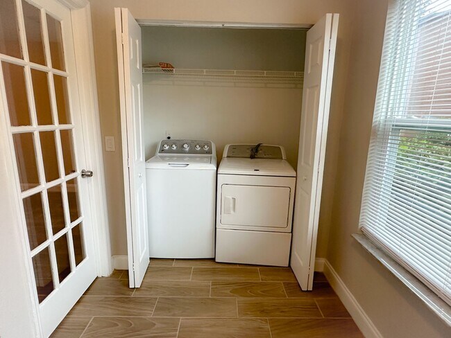 Building Photo - Venetian Place - 416