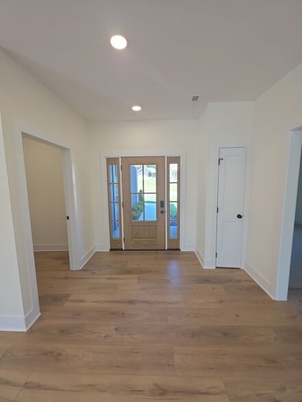 Building Photo - 481 Creekview Ln