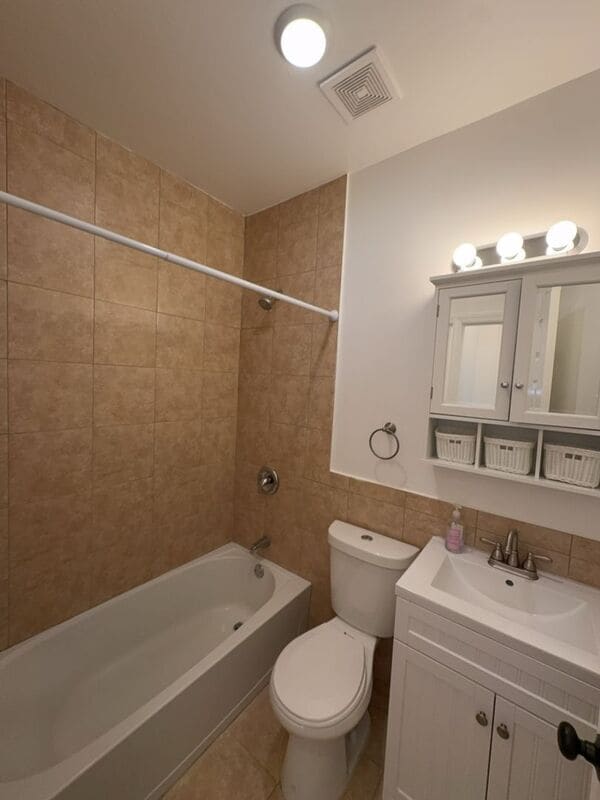 Building Photo - 730 N Main St