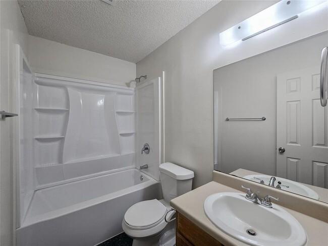 Building Photo - 626 Greenlawn Blvd