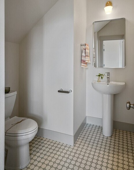 Building Photo - 1321 Oppek St NE