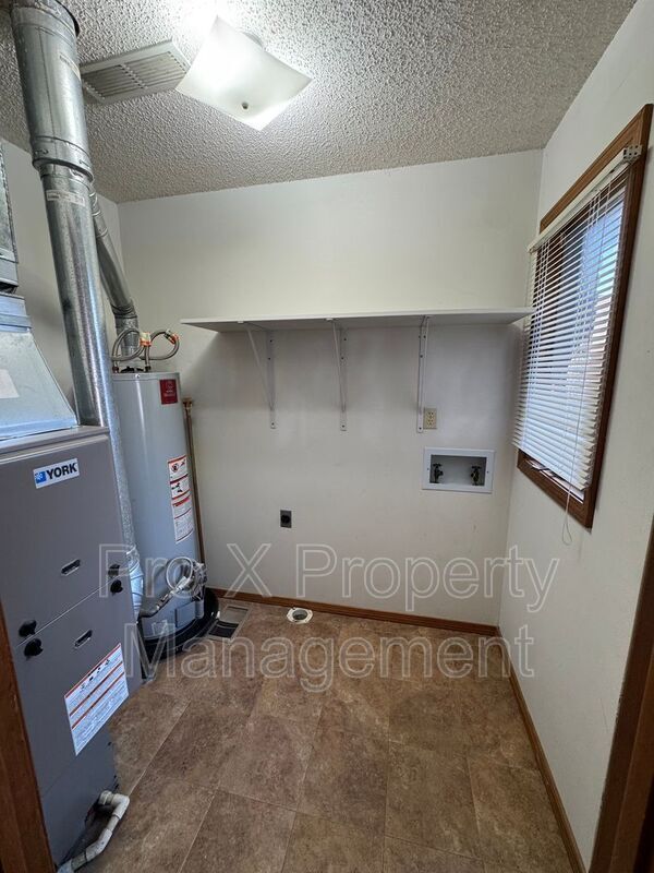 Building Photo - 510 E Elm St