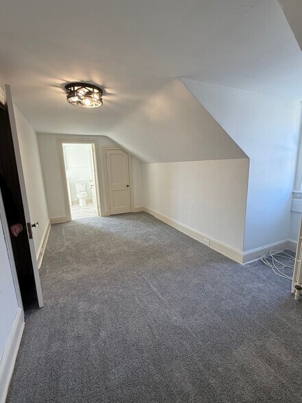 Building Photo - 700 Hedgerow Dr