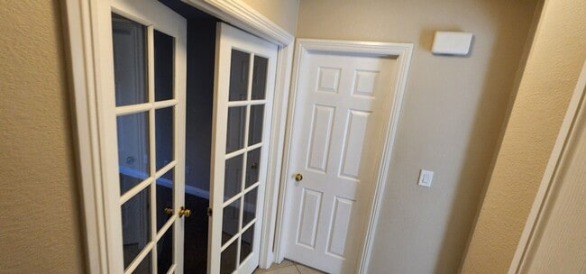 Building Photo - Great single Story Home in Southwest locat...