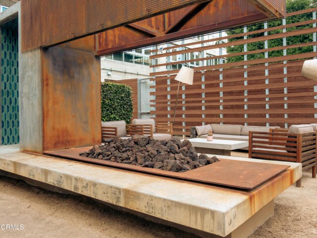 Building Photo - 530 S Hewitt St