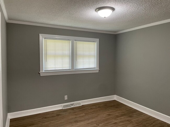 Building Photo - 3 BED, 1 BATH BRICK HOME IN RANDLEMAN!