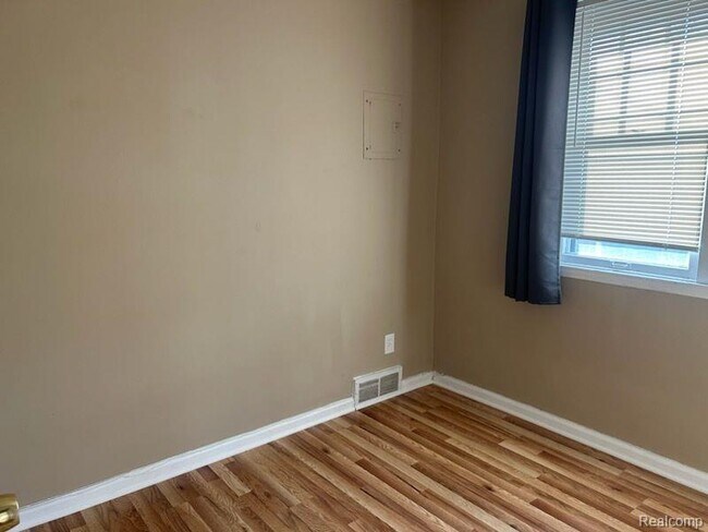 Building Photo - 832 Farnsworth Rd