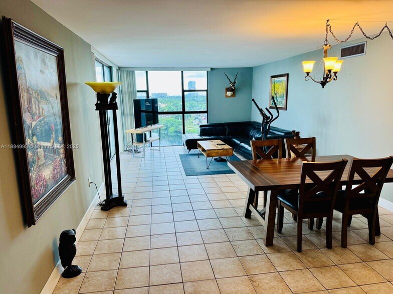 Building Photo - 3701 N Country Club Dr