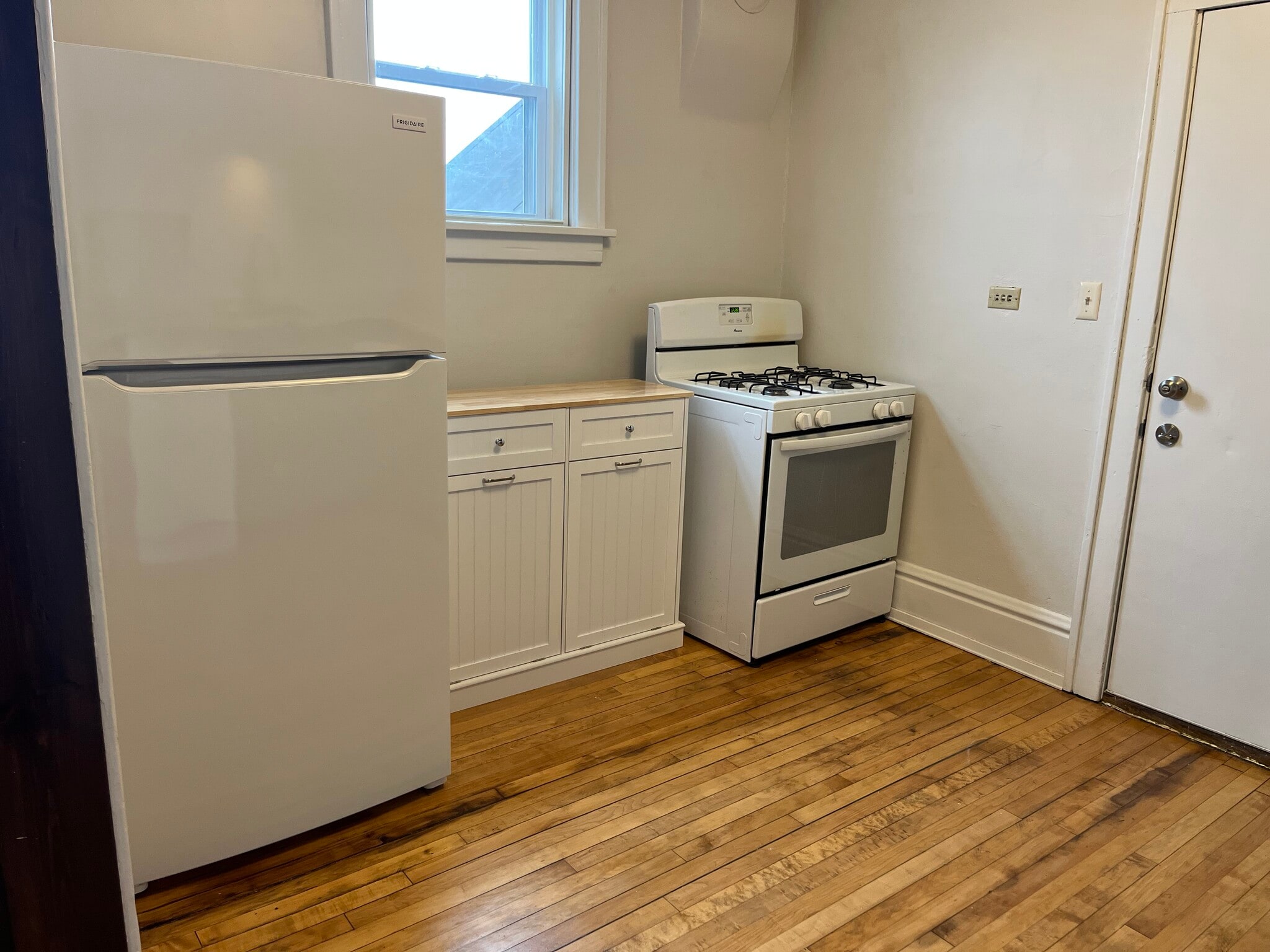 Kitchen Range - 415 E Saint Germain St