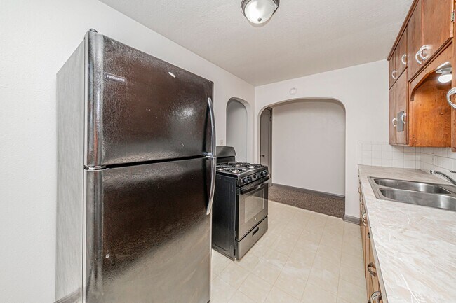 Building Photo - 411 W 5th St