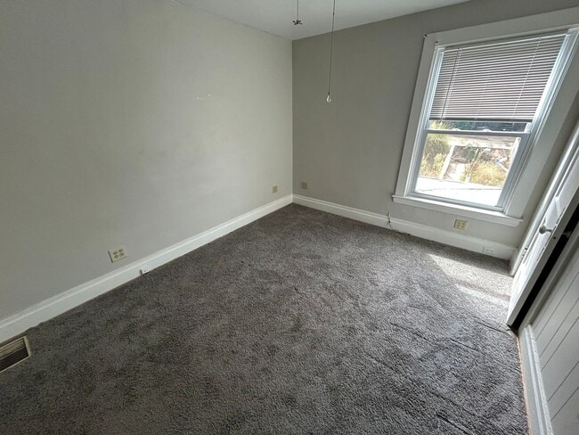 Building Photo - Newly Renovated 2 Bedroom 1.5 Bath in Dormont!