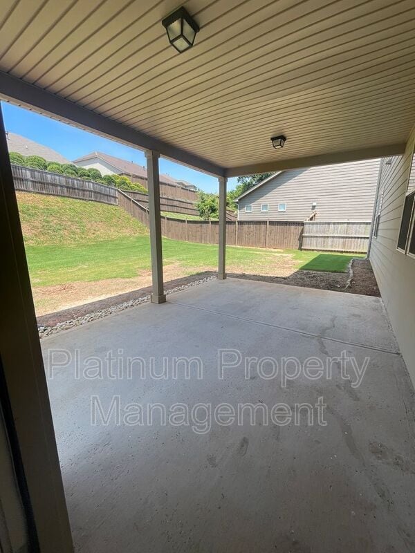 Building Photo - 5180 Mirror Lake Dr