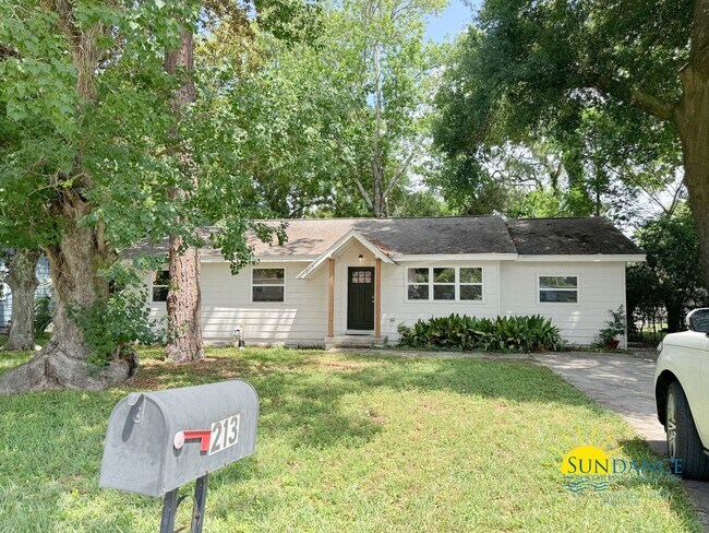 Building Photo - Fully renovated 3 Bedroom Home in Fort Wal...