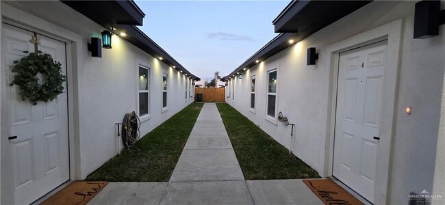 Building Photo - 15 Selena St