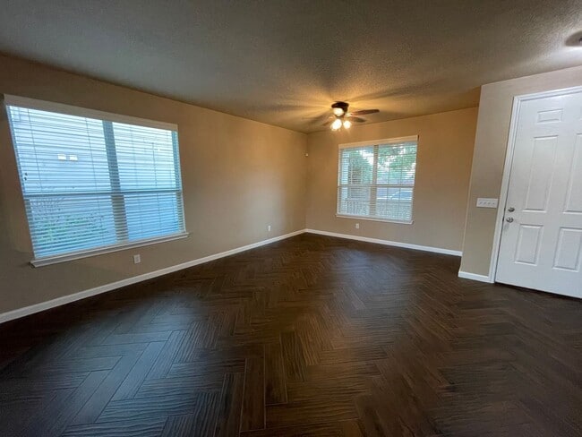 Building Photo - BEAUTIFUL 3 BEDROOM 2.5 BATH FEATURING A LUXURY KITCHEN WITH WHITE GRANITE COUNTERS, GRAY CABINET...