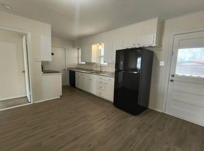 Building Photo - Newly Updated 3 Bedroom, 1 bath home!