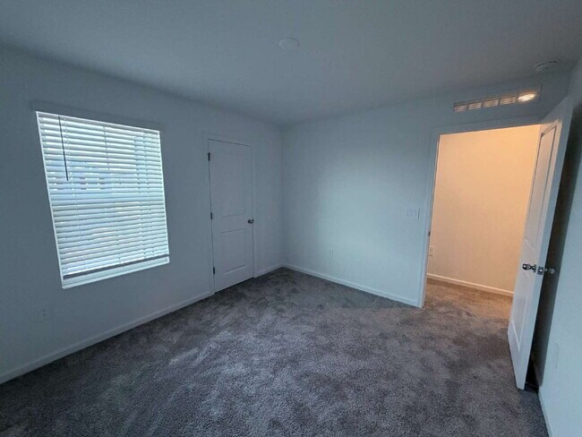 Building Photo - Available for Rent 5 spacious bedrooms and 2.5 bathrooms
