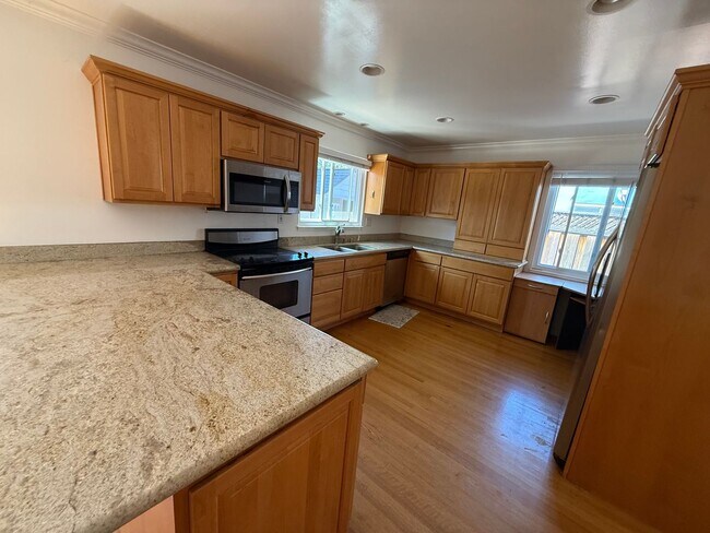 Building Photo - Stunning 3 Bed 2 Bath Home | Spacious Back...