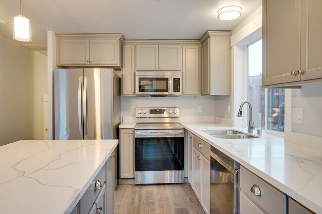Building Photo - Federal Way Remodeled 2 Story