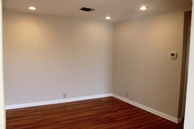 Building Photo - 3 BEDROOM WILSHIRE