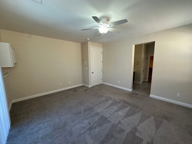 Building Photo - Spacious House