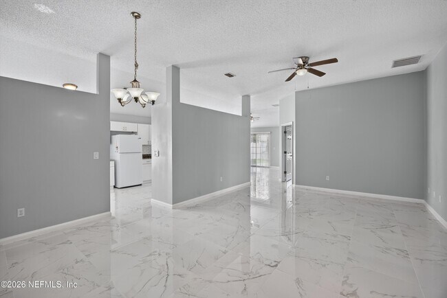 Building Photo - 490 Hillside Dr